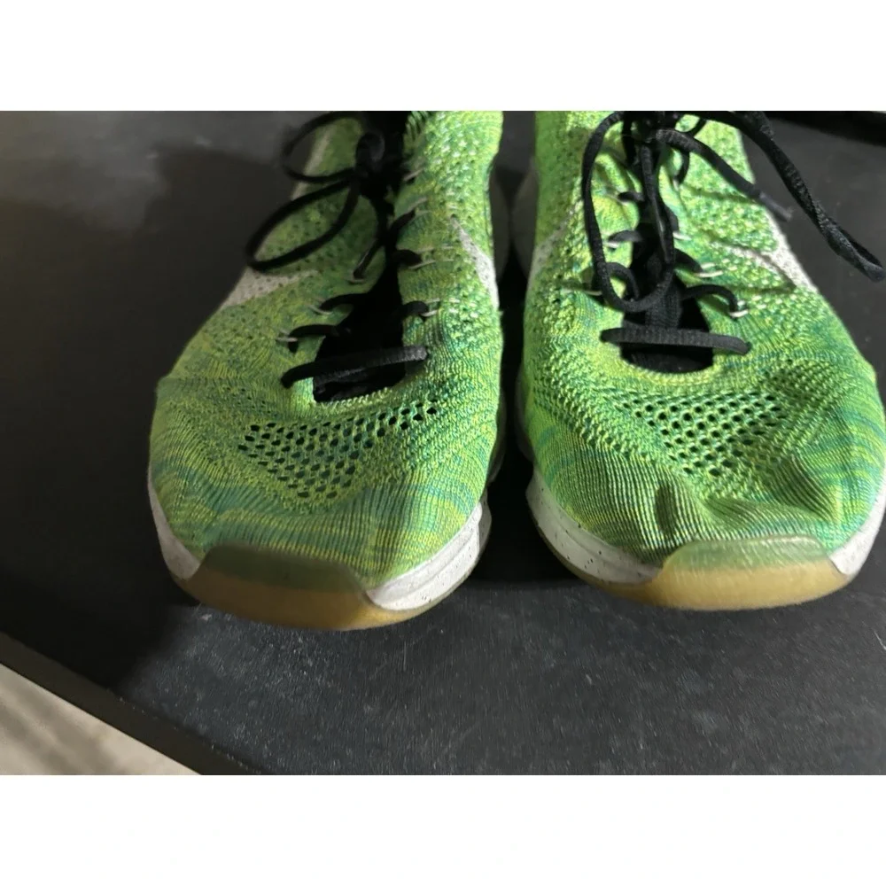 Nike Women 's Flyknit Zoom Agility Running Shoes. Size US 9 Green